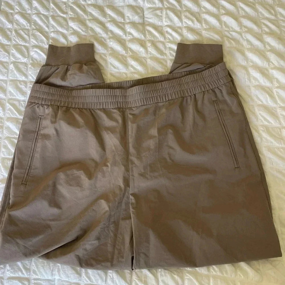 Banana Republic Air stretch jogger pants in taupe - Picture 4 of 10